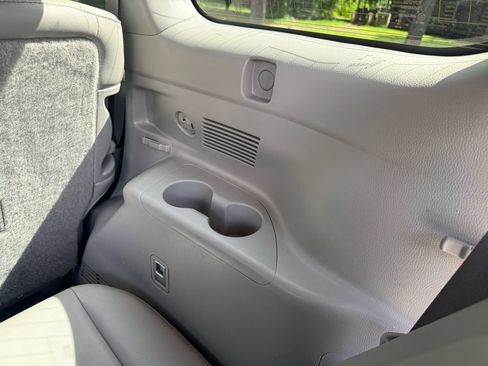 Used 2019 Toyota Highlander XLE FWD image 34