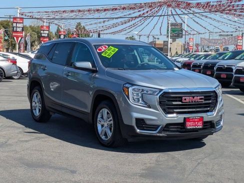 Used 2024 GMC Terrain SLE image 3