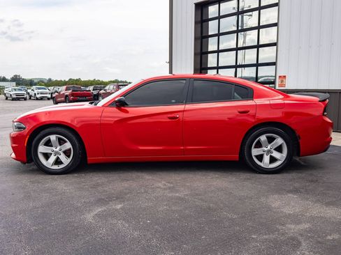 Used 2019 Dodge Charger SXT w/ Leather Interior Group RWD image 2