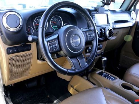 Used 2017 Jeep Wrangler Unlimited Rubicon w/ Connectivity Group image 10