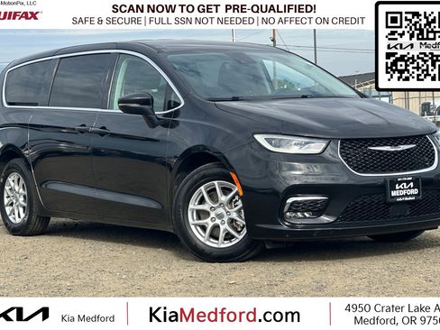 Used 2023 Chrysler Pacifica Touring-L FWD image 1