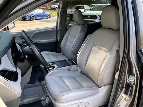 Used 2020 Toyota Sienna XLE image 7