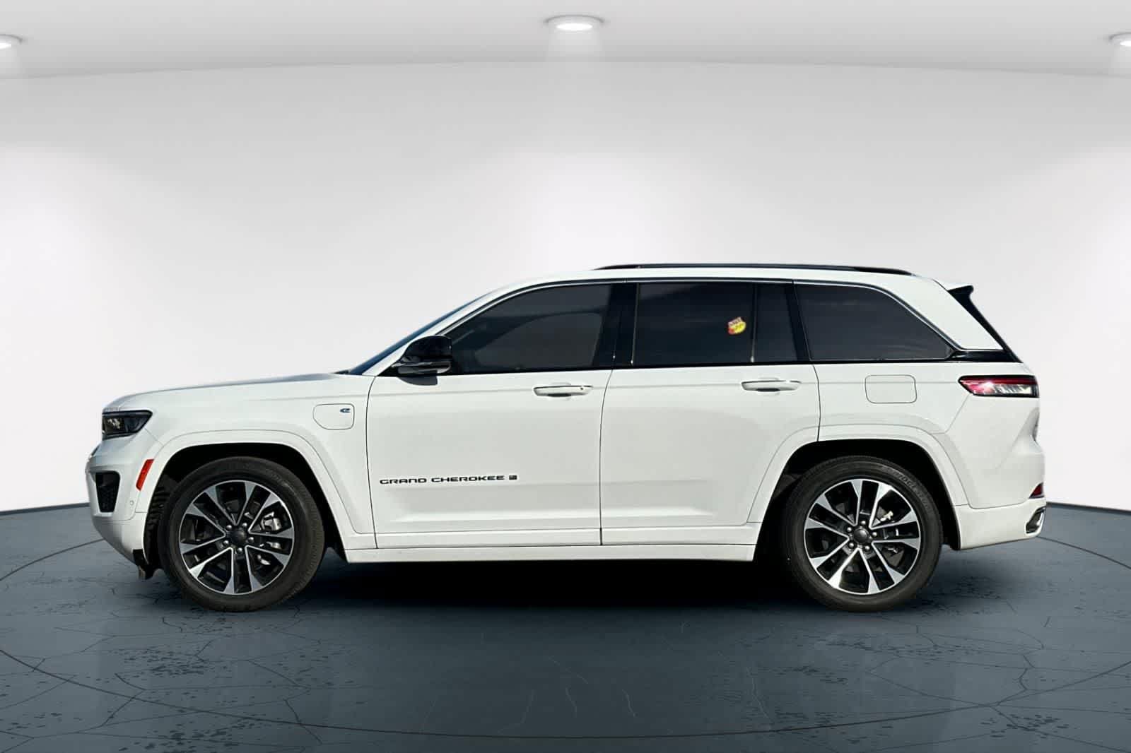 Used 2022 Jeep Grand Cherokee Overland w/ Luxury Tech Group IV AWD/4WD image 9