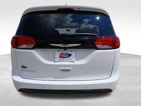 New 2027 Chrysler Pacifica LX FWD image 4