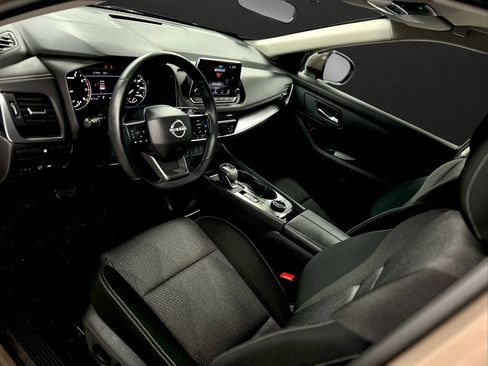 Used 2025 Nissan Rogue SV image 16