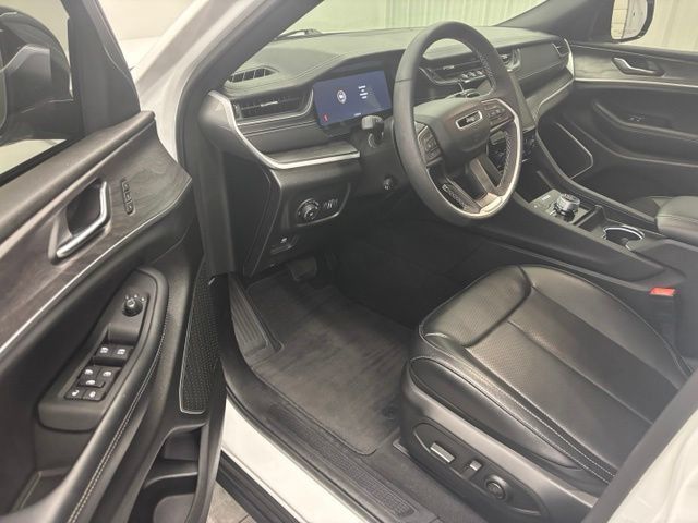 Used 2025 Jeep Grand Cherokee L Limited w/ Luxury Tech Group II AWD/4WD image 16