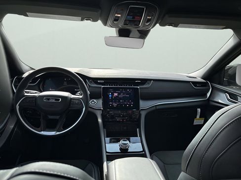 New 2025 Jeep Grand Cherokee Altitude image 21