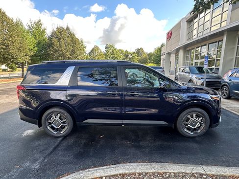 New 2026 Kia Carnival EX image 4
