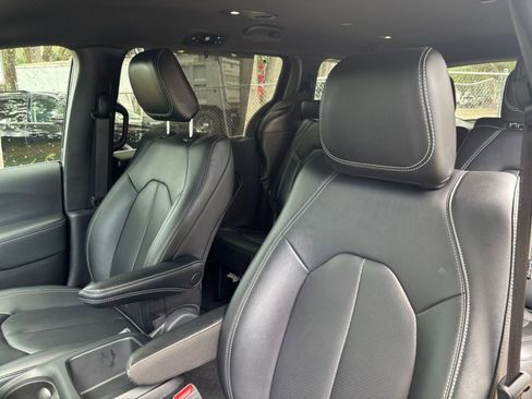 Used 2025 Chrysler Pacifica Select FWD image 39