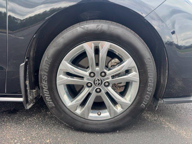 Used 2023 Toyota Sienna XSE AWD/4WD image 9