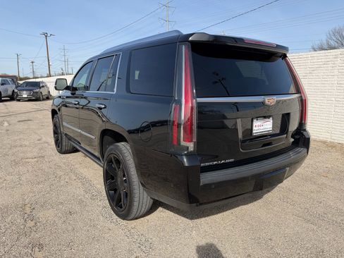 Used 2018 Cadillac Escalade Premium Luxury image 4