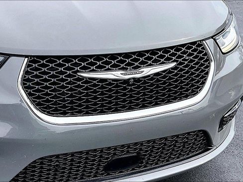 Used 2022 Chrysler Pacifica Touring-L w/ Uconnect Theater Family Group image 29