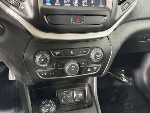 Used 2018 Jeep Cherokee Latitude Plus w/ Cold Weather Group AWD/4WD image 9
