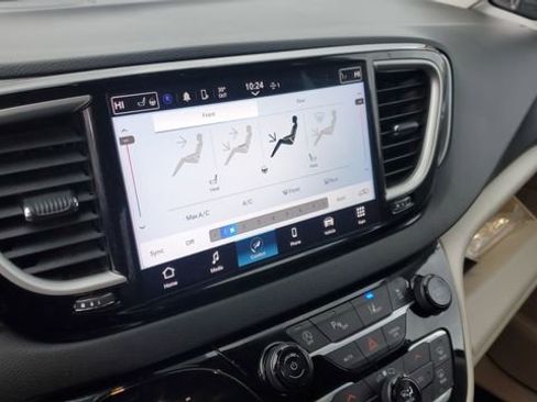 Certified 2024 Chrysler Pacifica Touring-L image 12