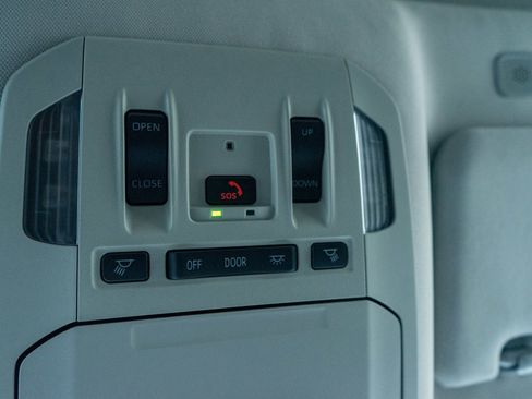 Used 2025 Toyota Highlander XLE image 24