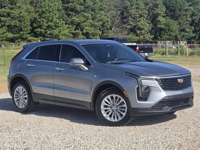 Used 2024 Cadillac XT4 Luxury w/ Cold Weather Package FWD image 2