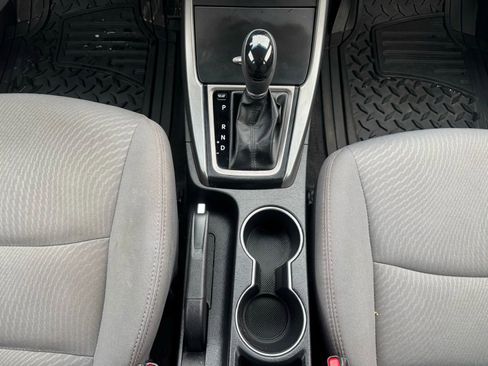 Used 2015 Hyundai Elantra SE image 27