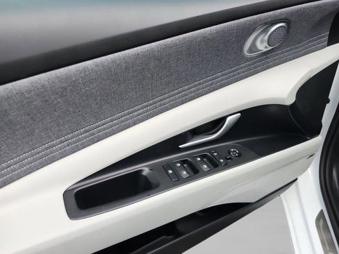 New 2026 Hyundai Elantra Limited FWD image 15