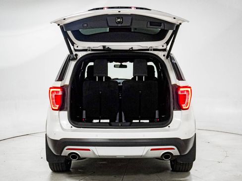 Used 2017 Ford Explorer XLT w/ Equipment Group 202A AWD/4WD image 7