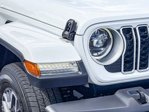 Used 2025 Jeep Wrangler Sahara image 7