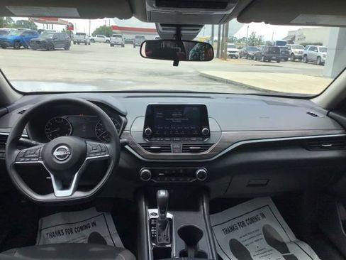 Used 2025 Nissan Altima 2.5 SV FWD image 16