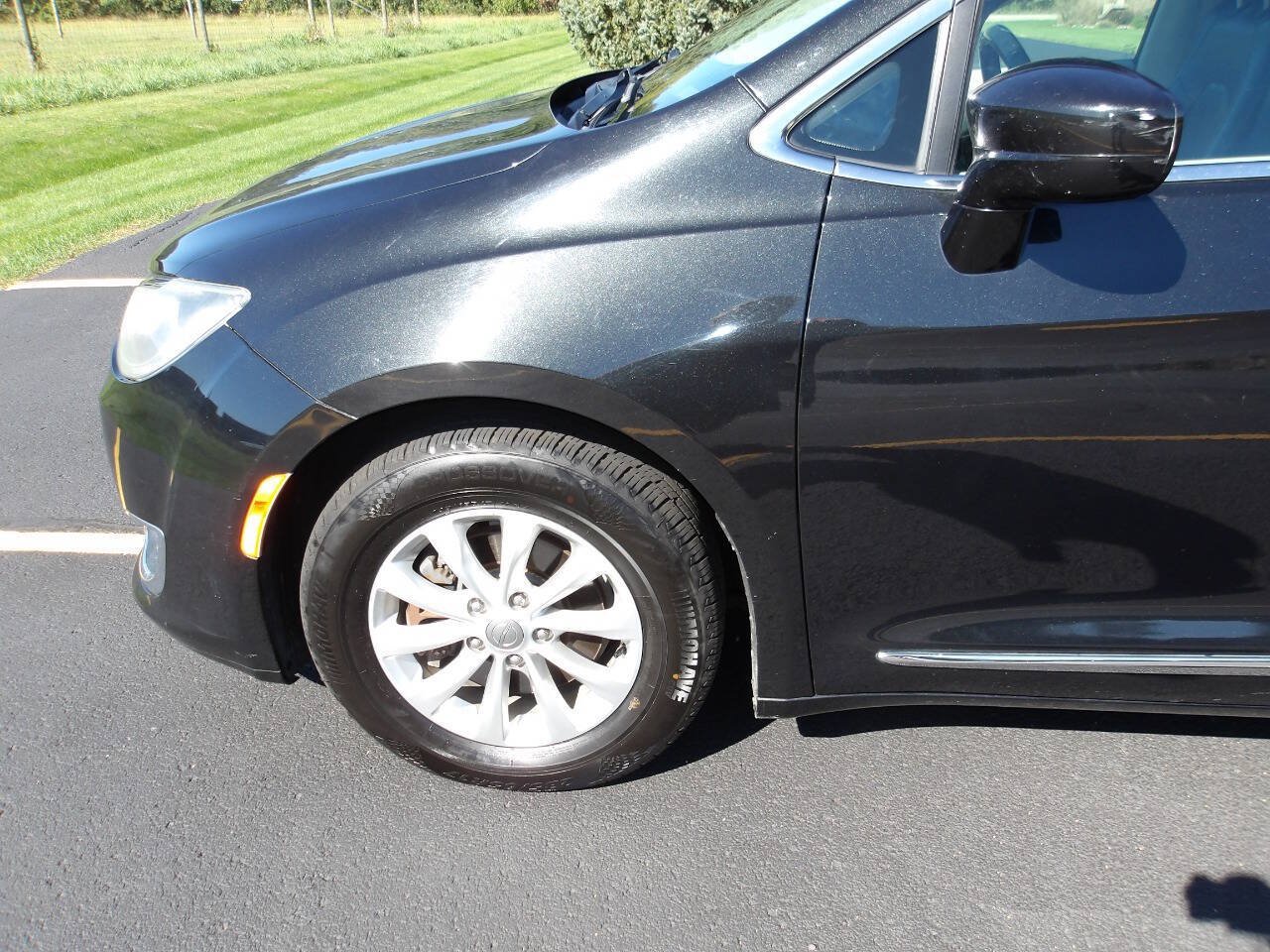 Used 2018 Chrysler Pacifica Touring-L FWD image 31