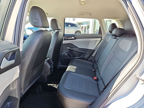 Certified 2022 Volkswagen Taos SE image 9