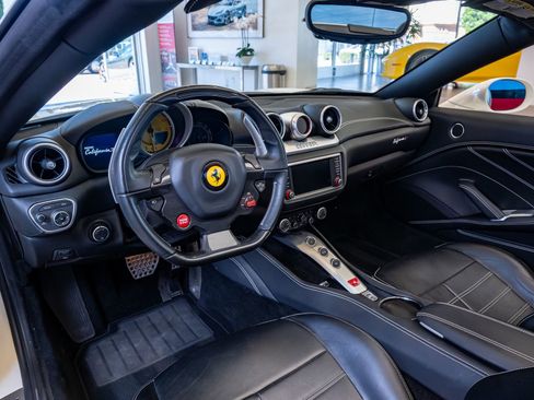 Used 2016 Ferrari California T image 9