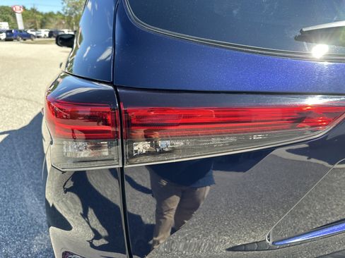 Used 2021 Toyota Highlander XLE AWD/4WD image 11