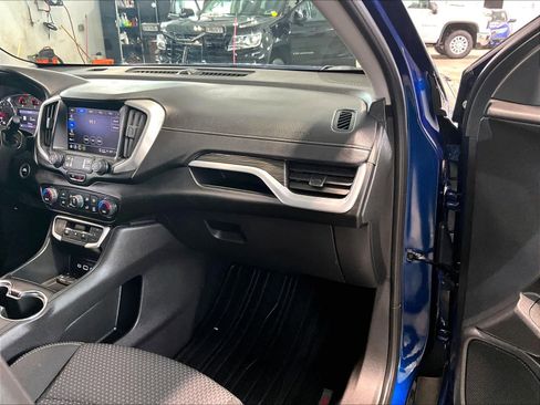 Used 2023 GMC Terrain SLE w/ Driver Convenience Package image 13