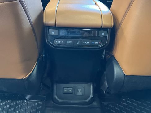 Used 2023 Toyota Highlander L image 28