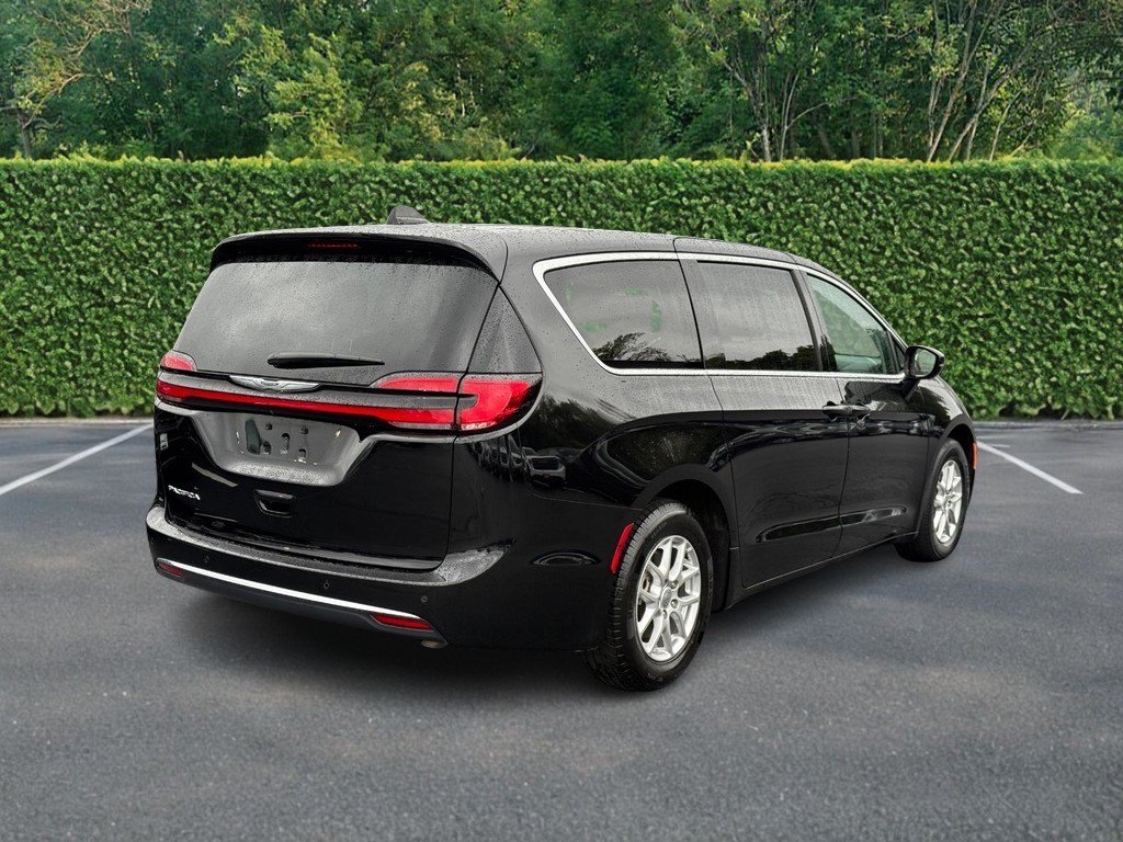 Used 2024 Chrysler Pacifica Touring-L FWD image 3