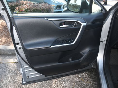 Used 2020 Toyota RAV4 Limited image 10