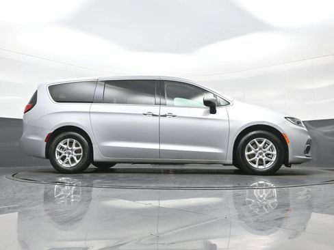 Used 2023 Chrysler Pacifica Touring-L FWD image 35