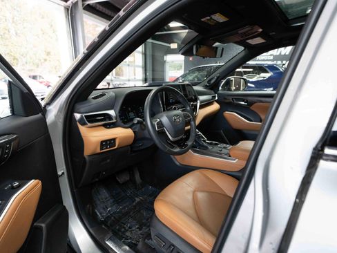 Used 2024 Toyota Highlander Platinum image 8