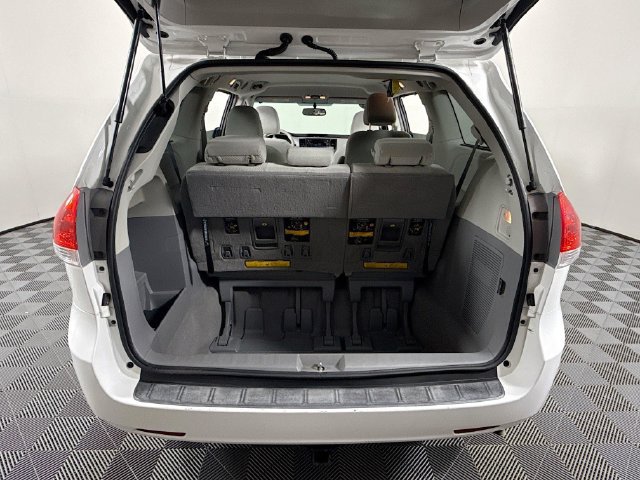 Used 2011 Toyota Sienna LE FWD image 34