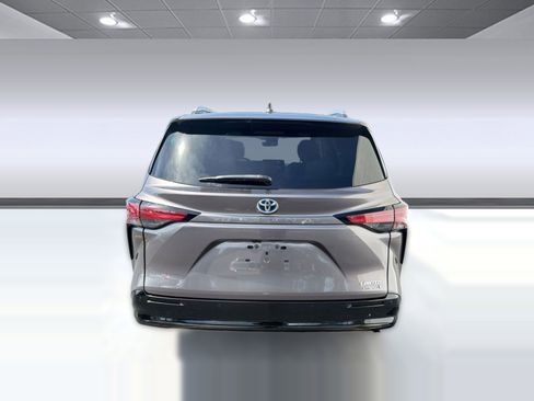 Certified 2021 Toyota Sienna Limited FWD image 9