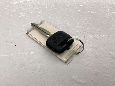 Used 2016 Toyota Yaris LE image 9