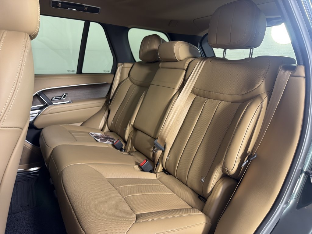 Used 2025 Land Rover Range Rover SE AWD/4WD image 6