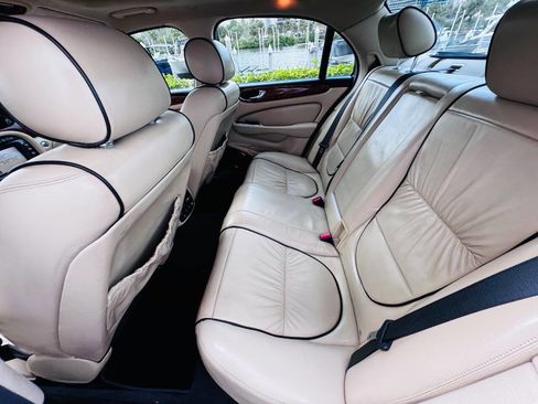 Used 2007 Jaguar XJ8 image 18