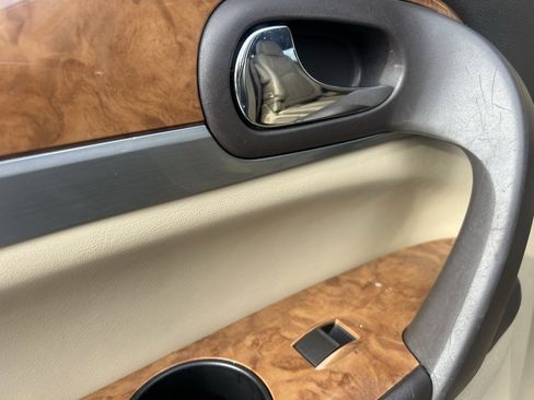 Used 2011 Buick Enclave CXL image 24