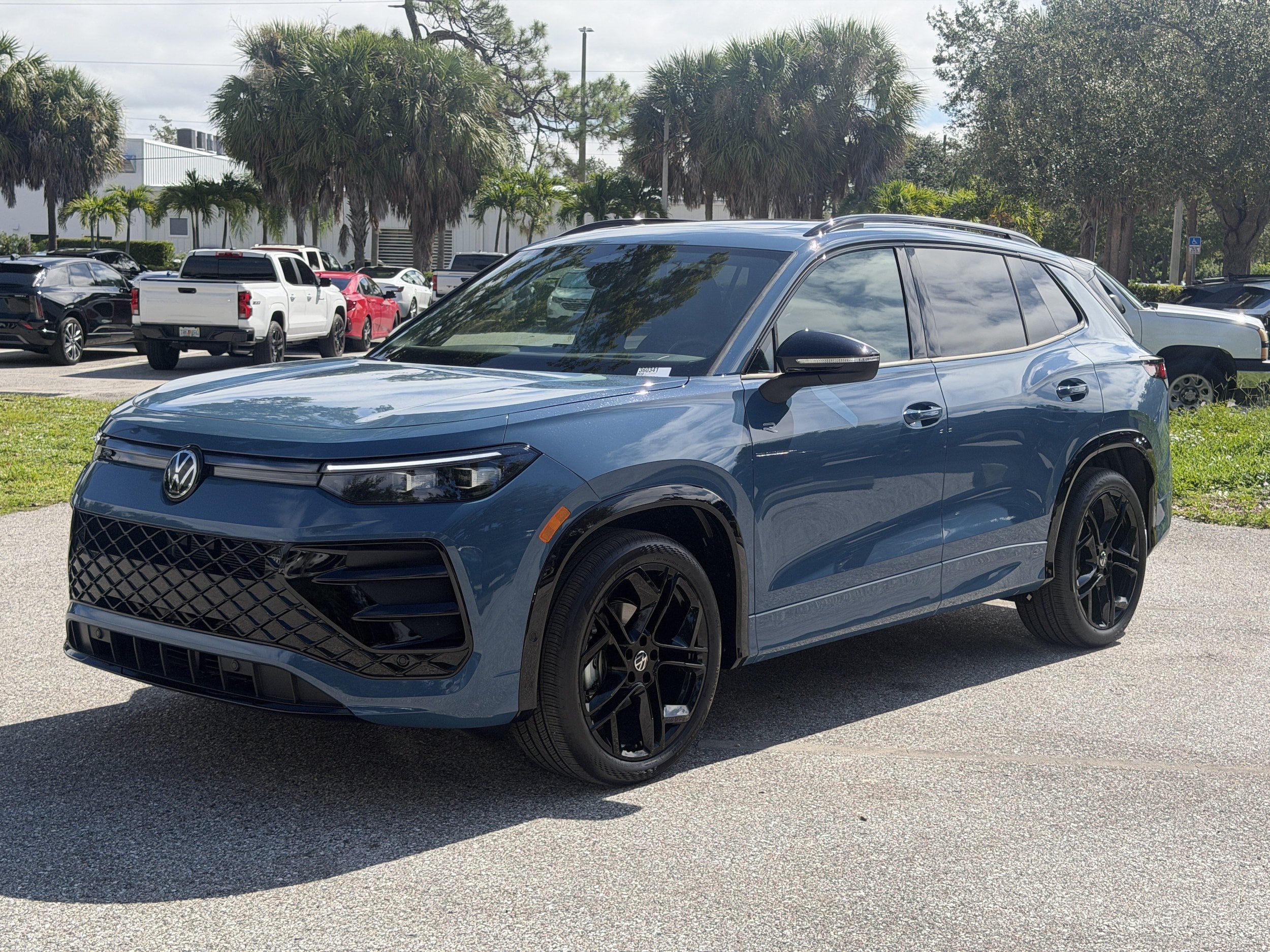 New 2026 Volkswagen Tiguan SE R-Line FWD image 3