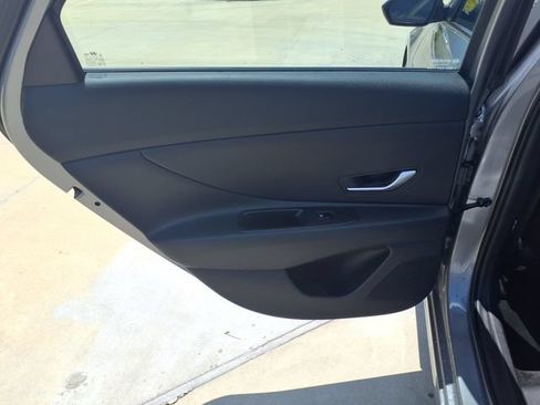 Used 2025 Hyundai Elantra SE FWD image 15