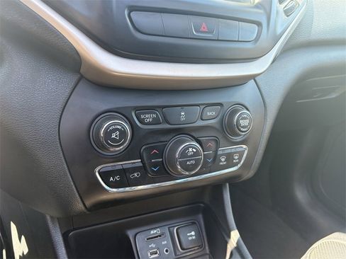 Used 2015 Jeep Cherokee Limited w/ Luxury Group image 21