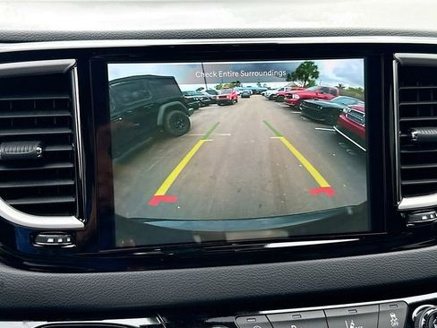 Used 2026 Chrysler Pacifica Select image 15