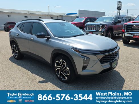 Used 2025 Chevrolet Trax RS FWD image 2