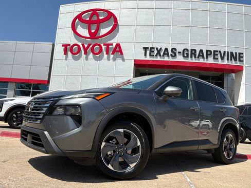 Used 2025 Nissan Rogue SV FWD image 2