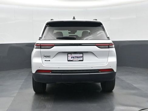Used 2025 Jeep Grand Cherokee Altitude AWD/4WD image 5