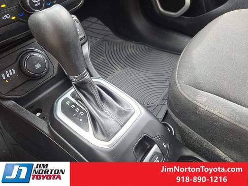 Used 2021 Jeep Renegade Latitude w/ Convenience Group AWD/4WD image 23