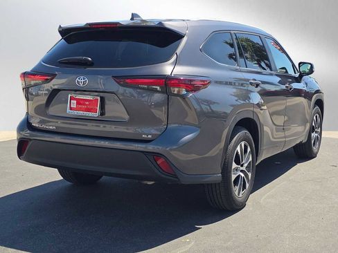 Used 2025 Toyota Highlander XLE FWD image 3